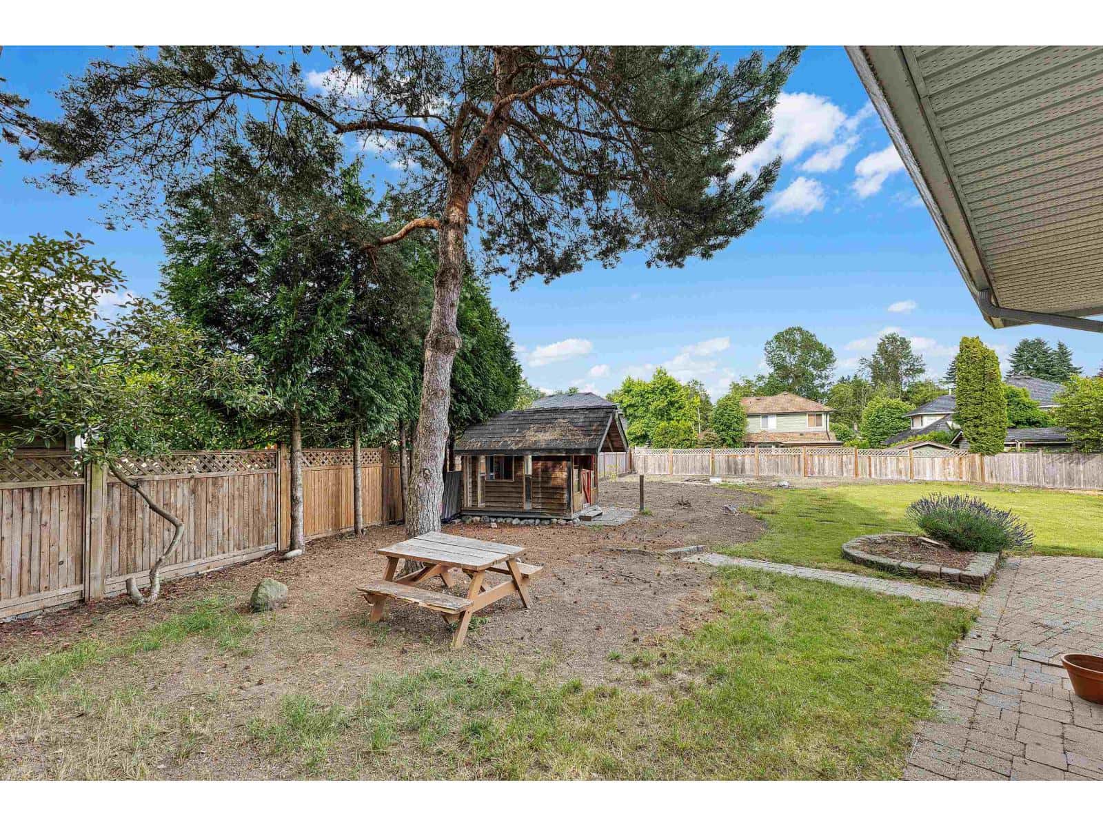 14247 86 AVENUE — Surrey, British Columbia - Photo 5 of 32