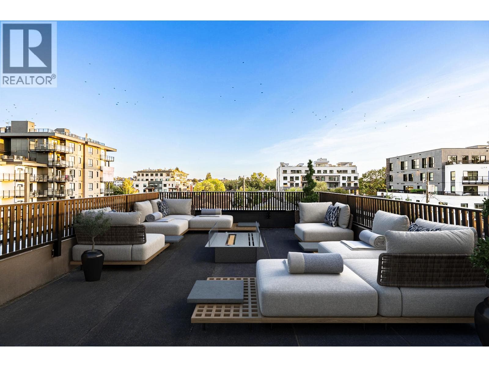 1 2282 E 8TH AVENUE — Vancouver, British Columbia - Main photo