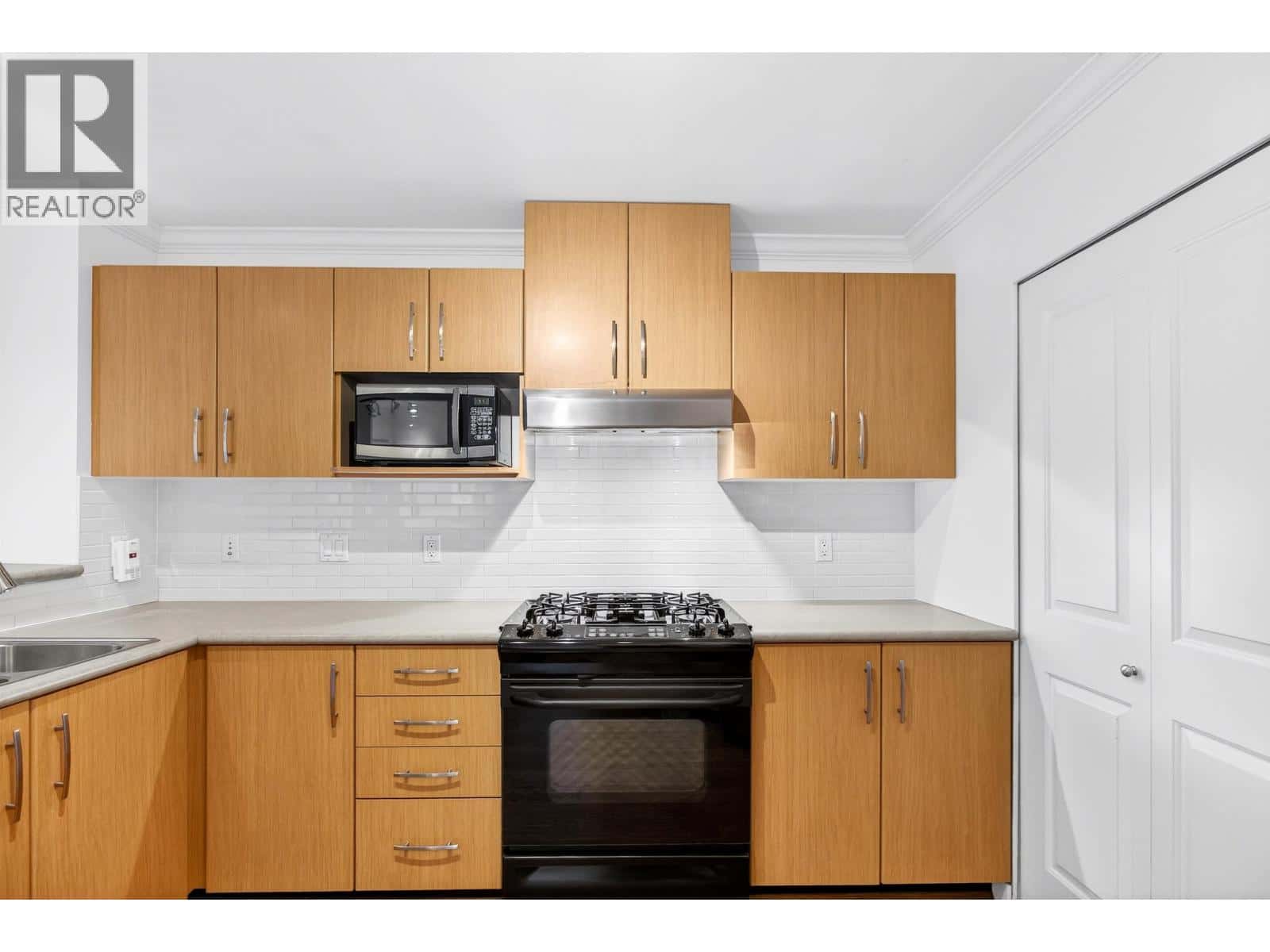 408 300 KLAHANIE DRIVE — Port Moody, British Columbia - Photo 4 of 39