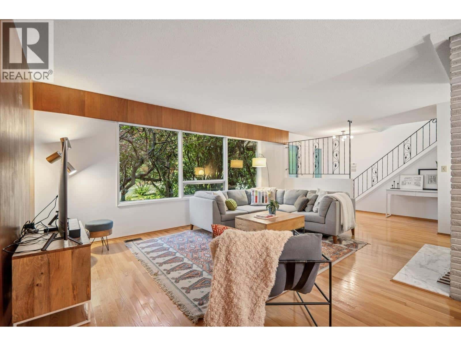 2174 HOSKINS ROAD — North Vancouver, British Columbia - Photo 2 of 40