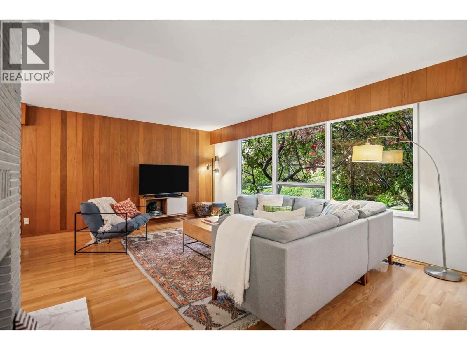 2174 HOSKINS ROAD — North Vancouver, British Columbia - Photo 3 of 40