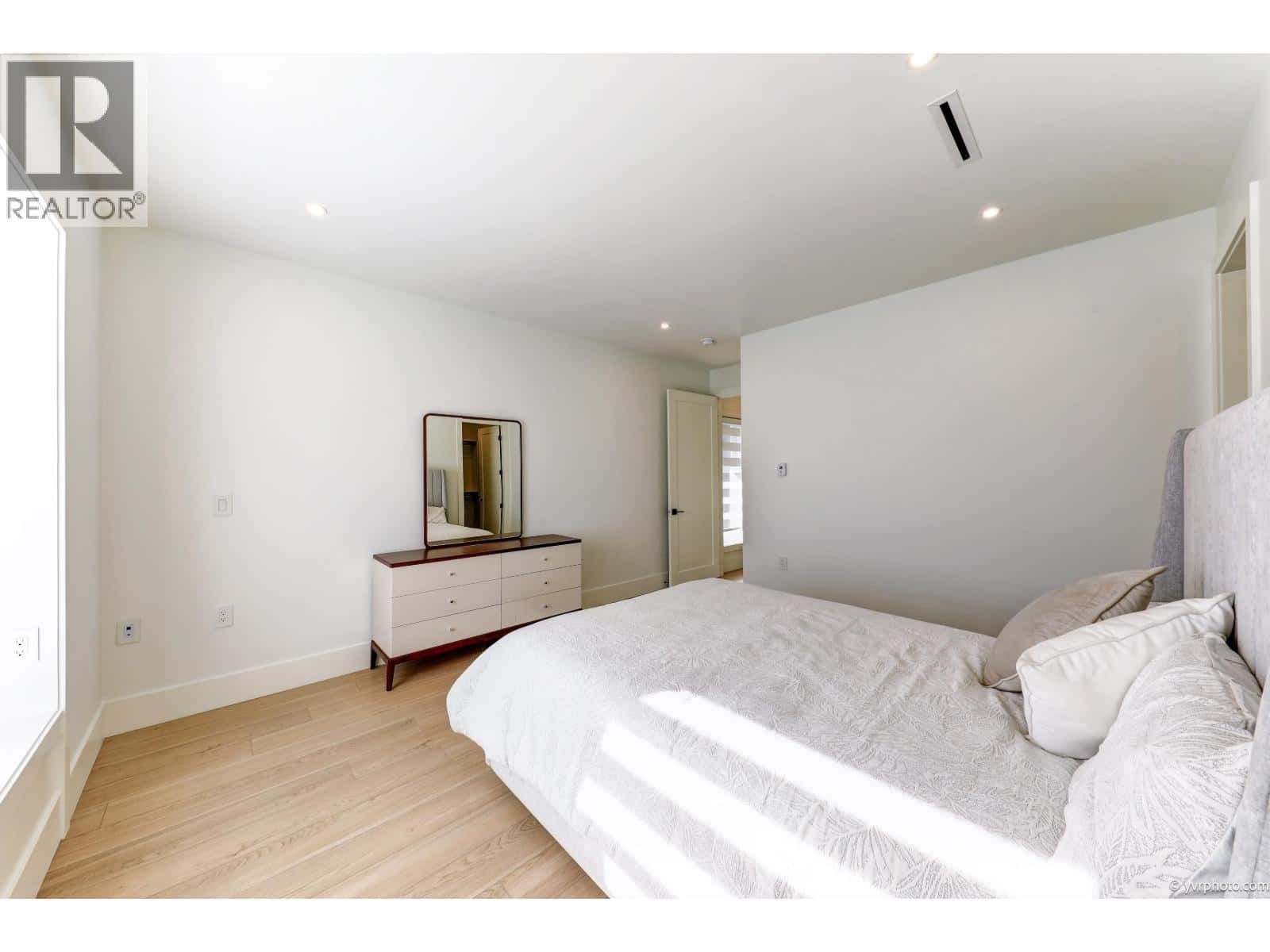 10460 WILLIAMS ROAD — Richmond, British Columbia - Photo 4 of 39