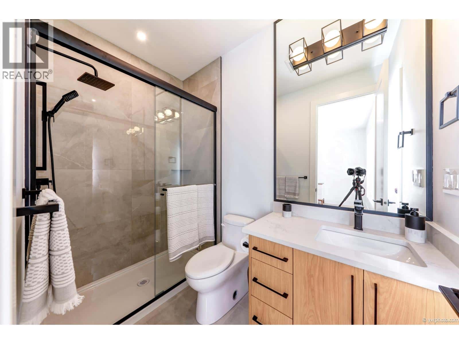 10460 WILLIAMS ROAD — Richmond, British Columbia - Photo 5 of 39