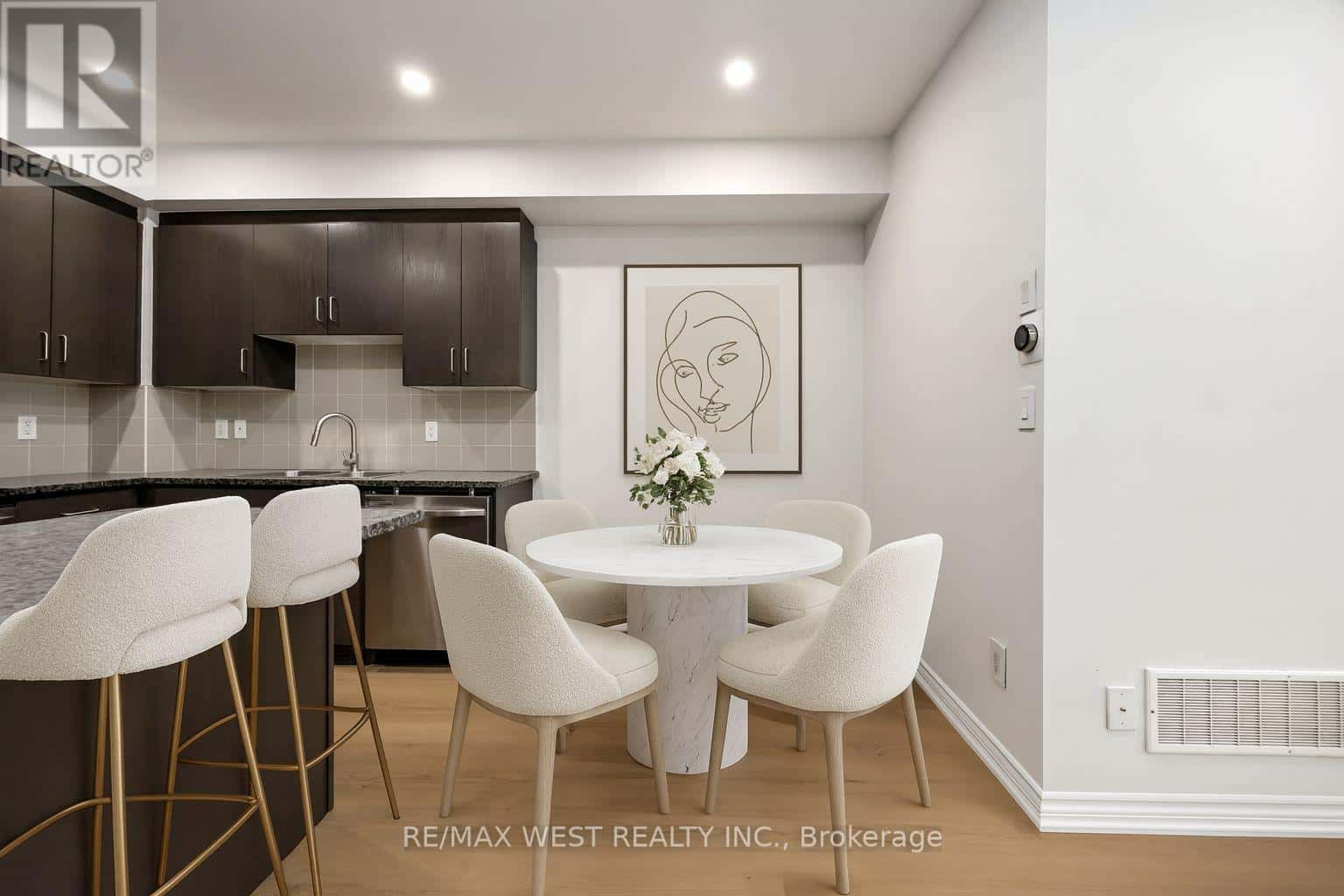 120 - 11 APPLEWOOD LANE — Toronto (Etobicoke West Mall), Ontario - Photo 3 of 12