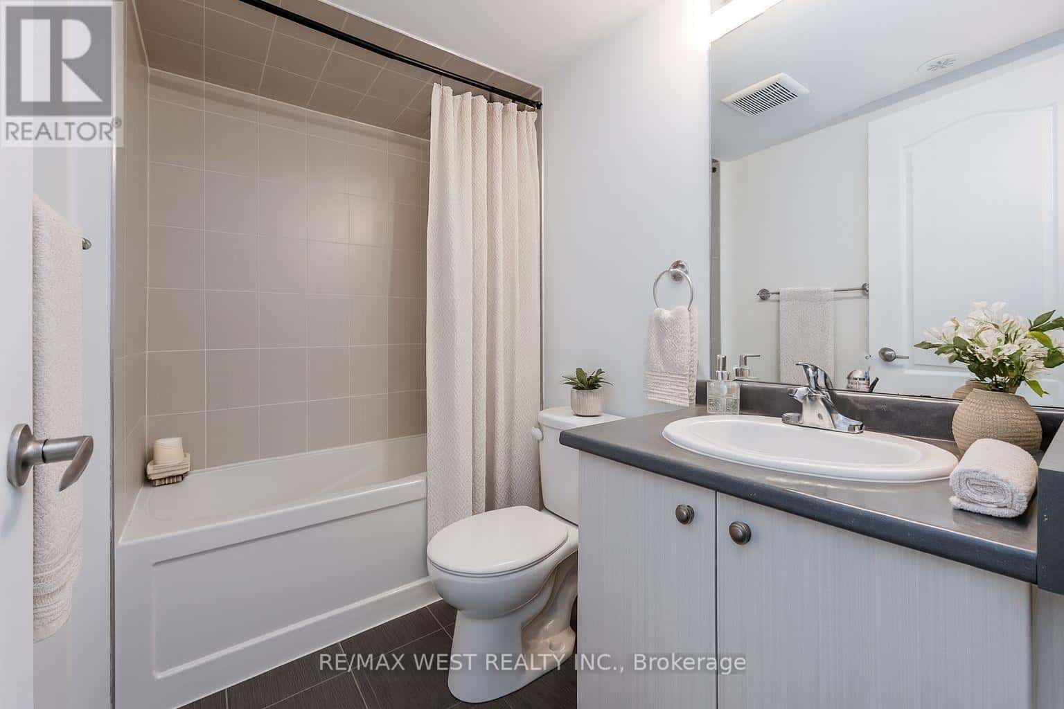 120 - 11 APPLEWOOD LANE — Toronto (Etobicoke West Mall), Ontario - Photo 5 of 12