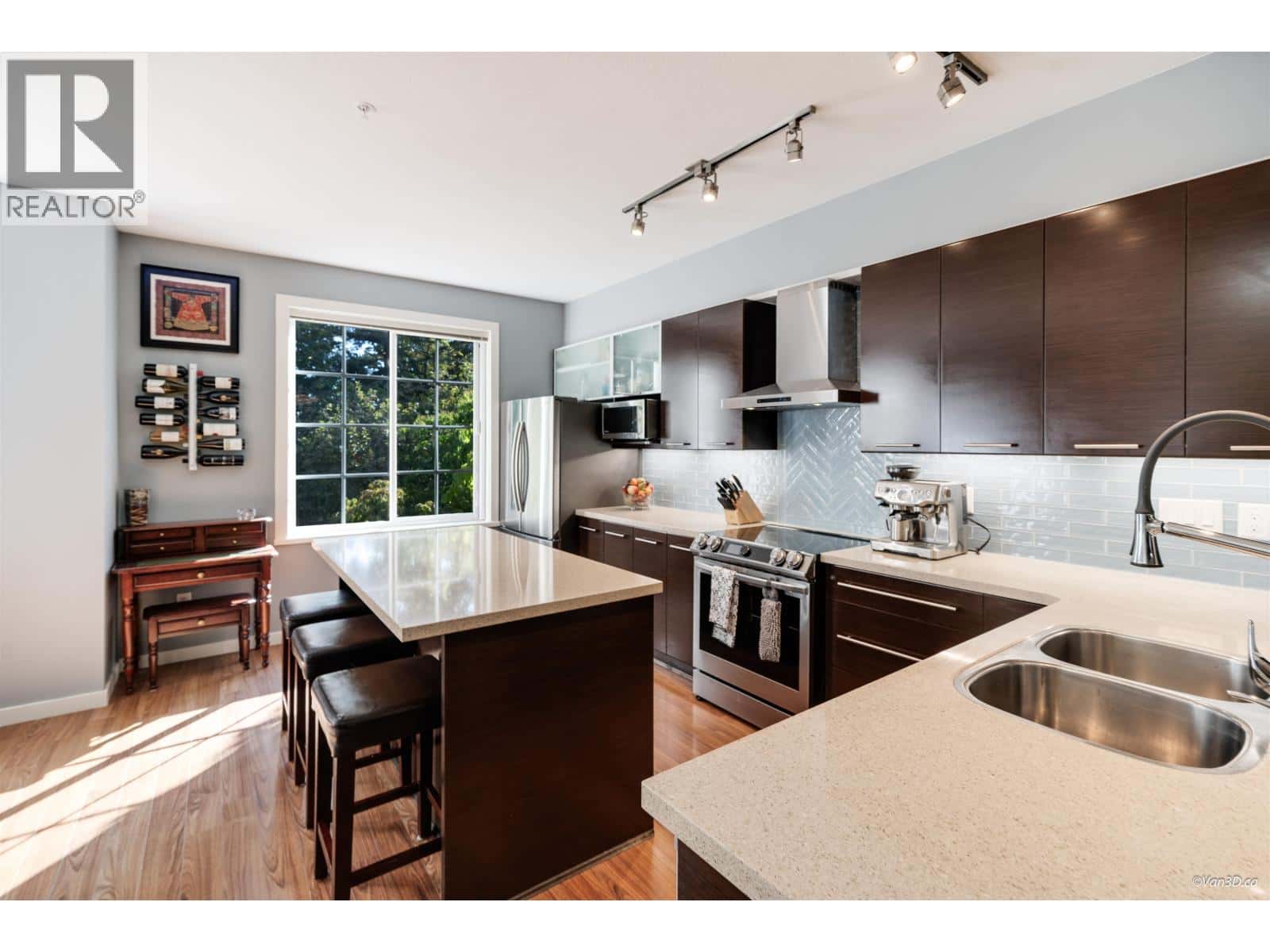 25 550 BROWNING PLACE — North Vancouver, British Columbia - Photo 2 of 40