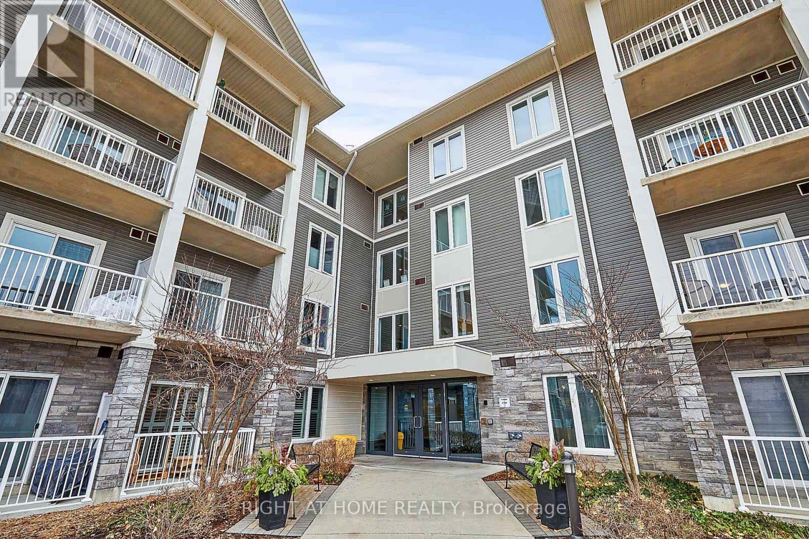 201 - 290 LIBERTY STREET N — Clarington (Bowmanville), Ontario - Photo 2 of 44