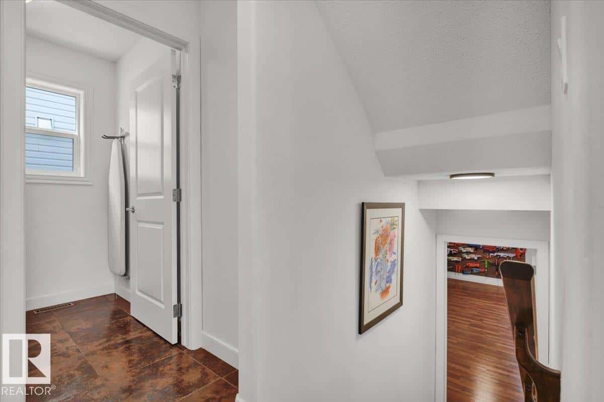 1404 LATTA CO NW — Edmonton, Alberta - Photo 4 of 51