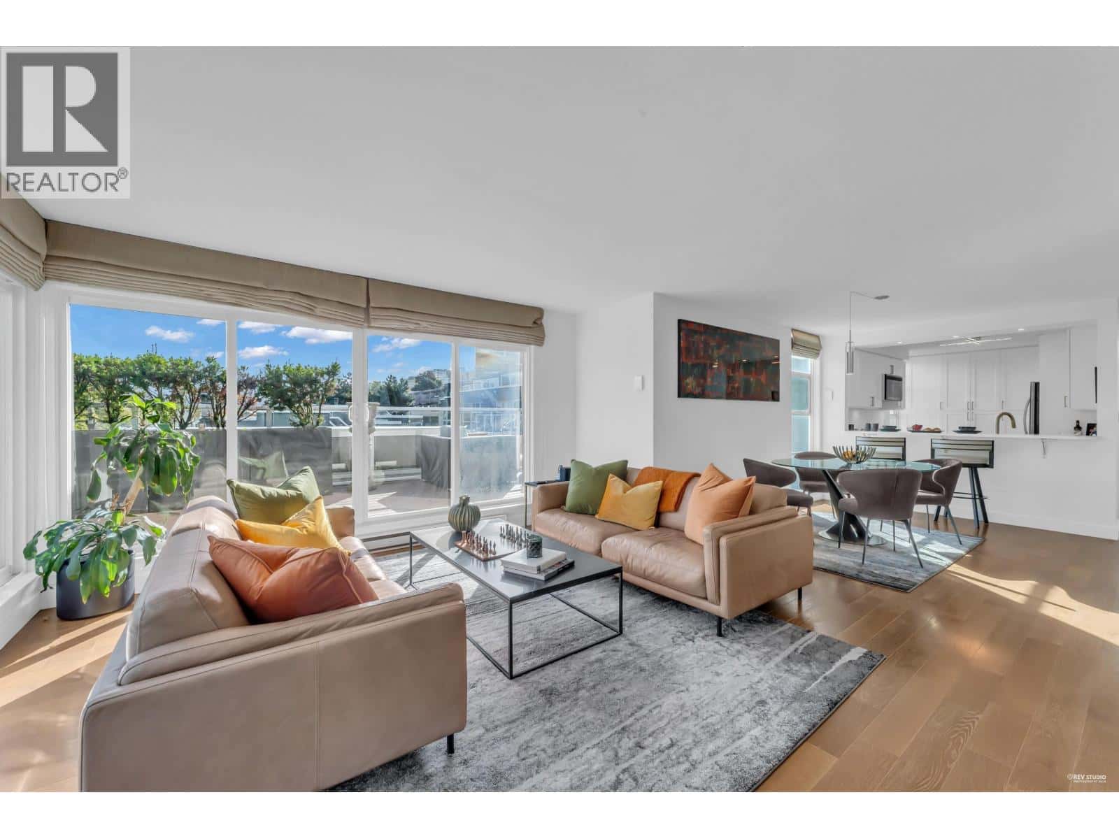 2243 OAK STREET — Vancouver, British Columbia - Photo 3 of 40