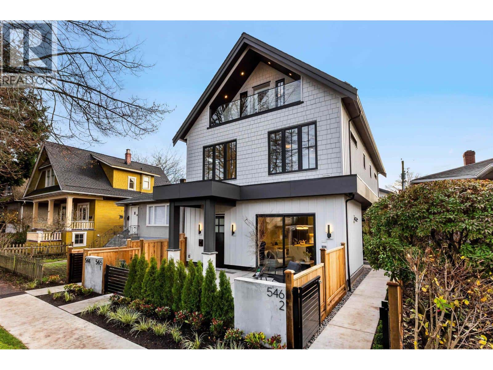 2 546 E 46TH AVENUE — Vancouver, British Columbia - Photo 2 of 25