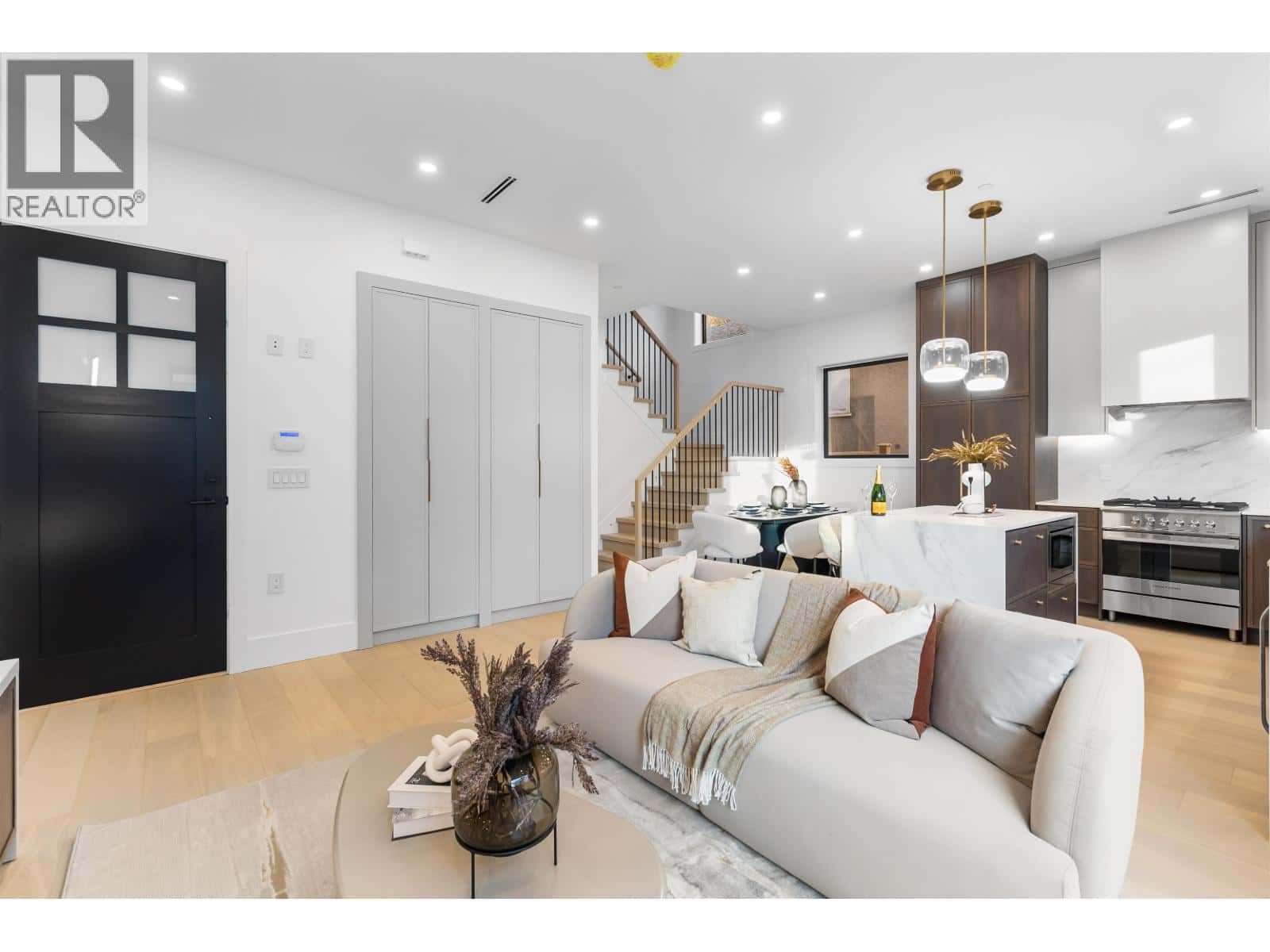 2 546 E 46TH AVENUE — Vancouver, British Columbia - Photo 4 of 25