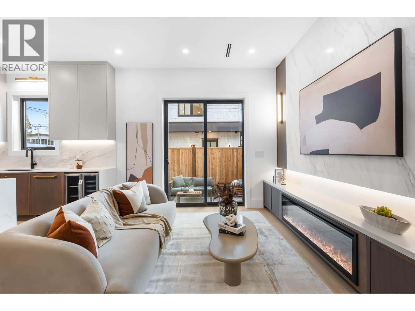 2 546 E 46TH AVENUE — Vancouver, British Columbia - Photo 5 of 25