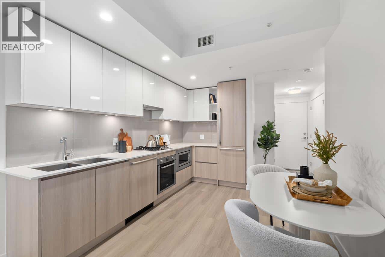 803 618 CARNARVON STREET — New Westminster, British Columbia - Photo 4 of 33