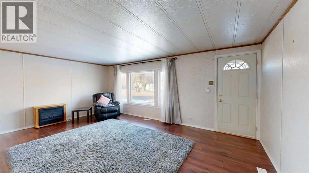 6007 Spruce Drive — Stettler, Alberta - Photo 5 of 32