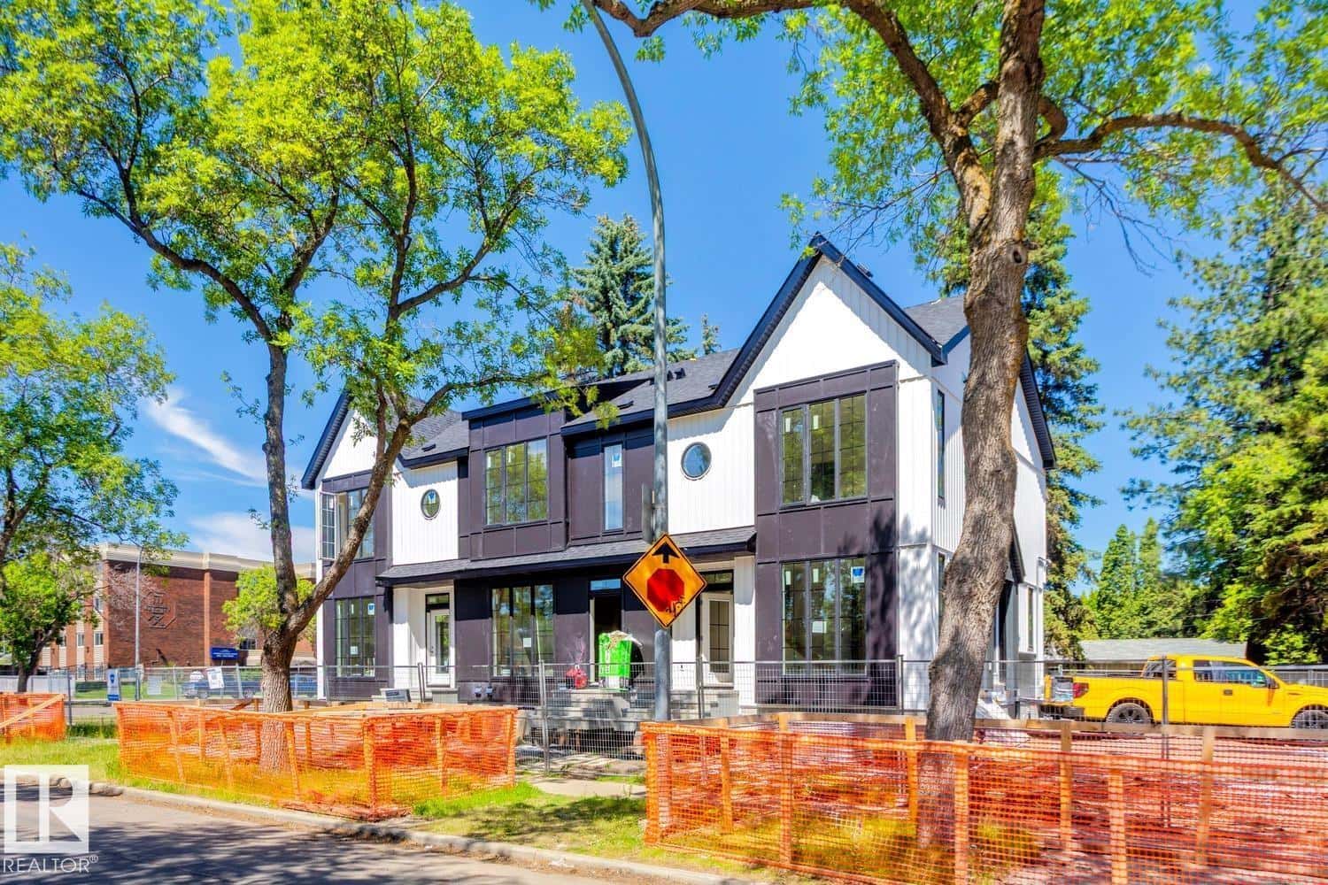 14816 93 AV NW — Edmonton, Alberta - Photo 3 of 5