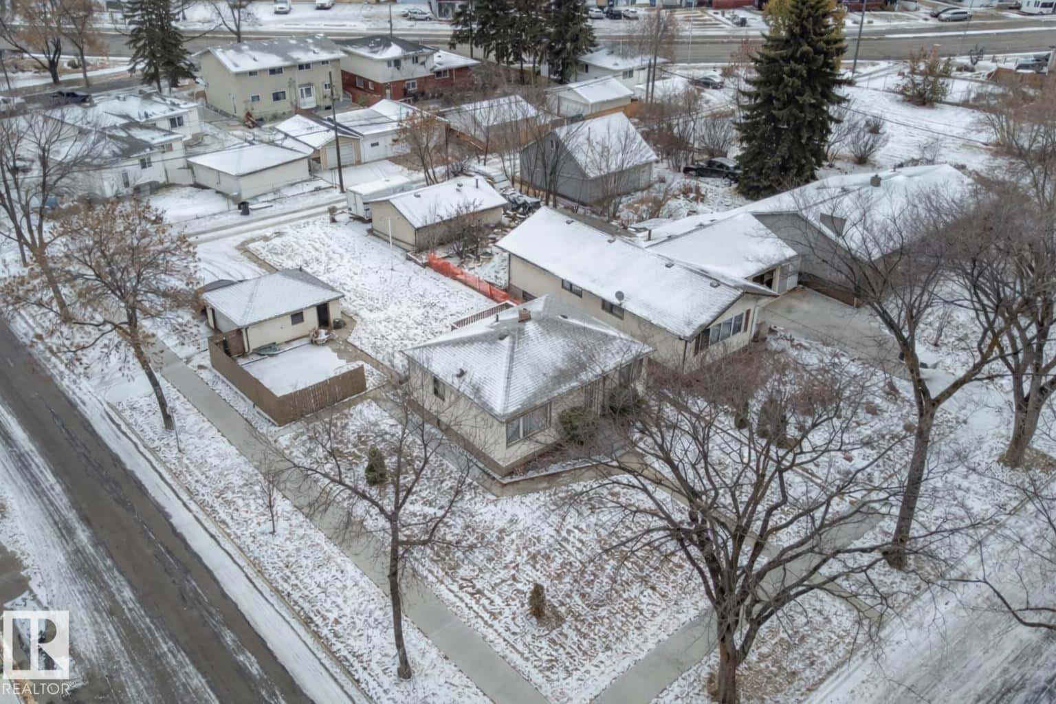 12245 77 ST NW — Edmonton, Alberta - Photo 2 of 10