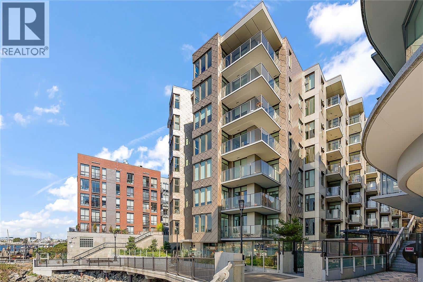 716 1628 Store St — Victoria, British Columbia - Photo 2 of 31