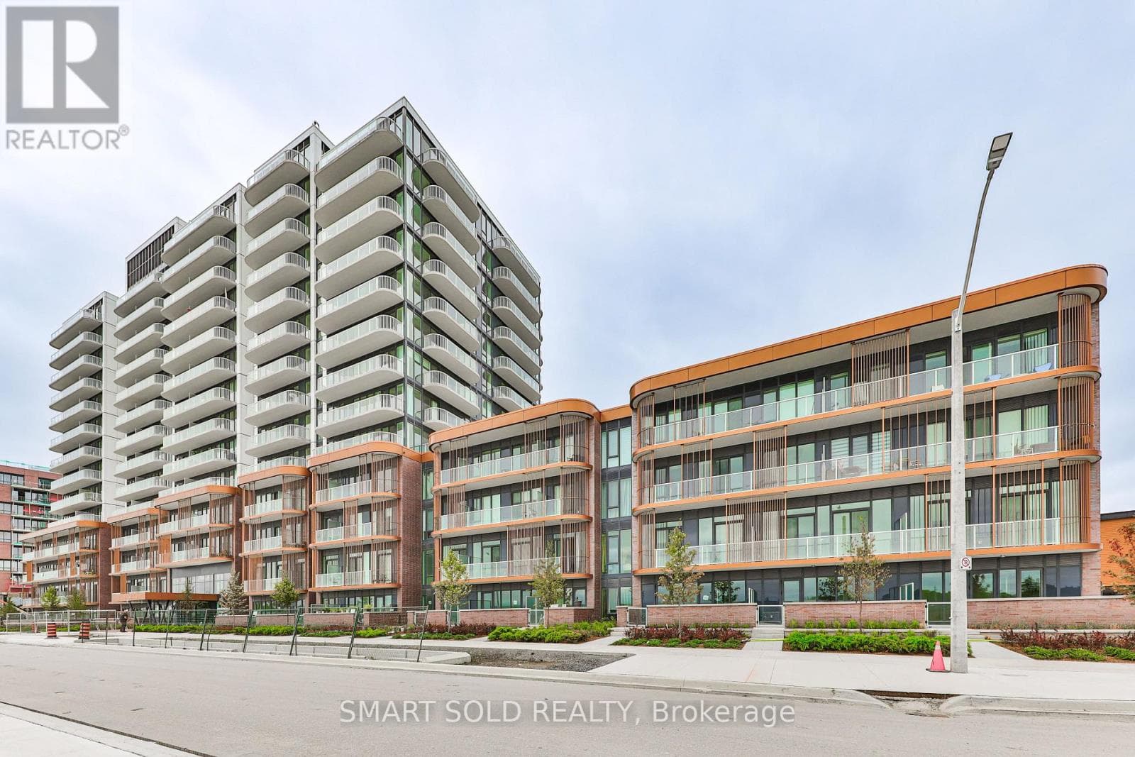 114 - 220 MISSINNIHE WAY S — Mississauga (Port Credit), Ontario - Main photo