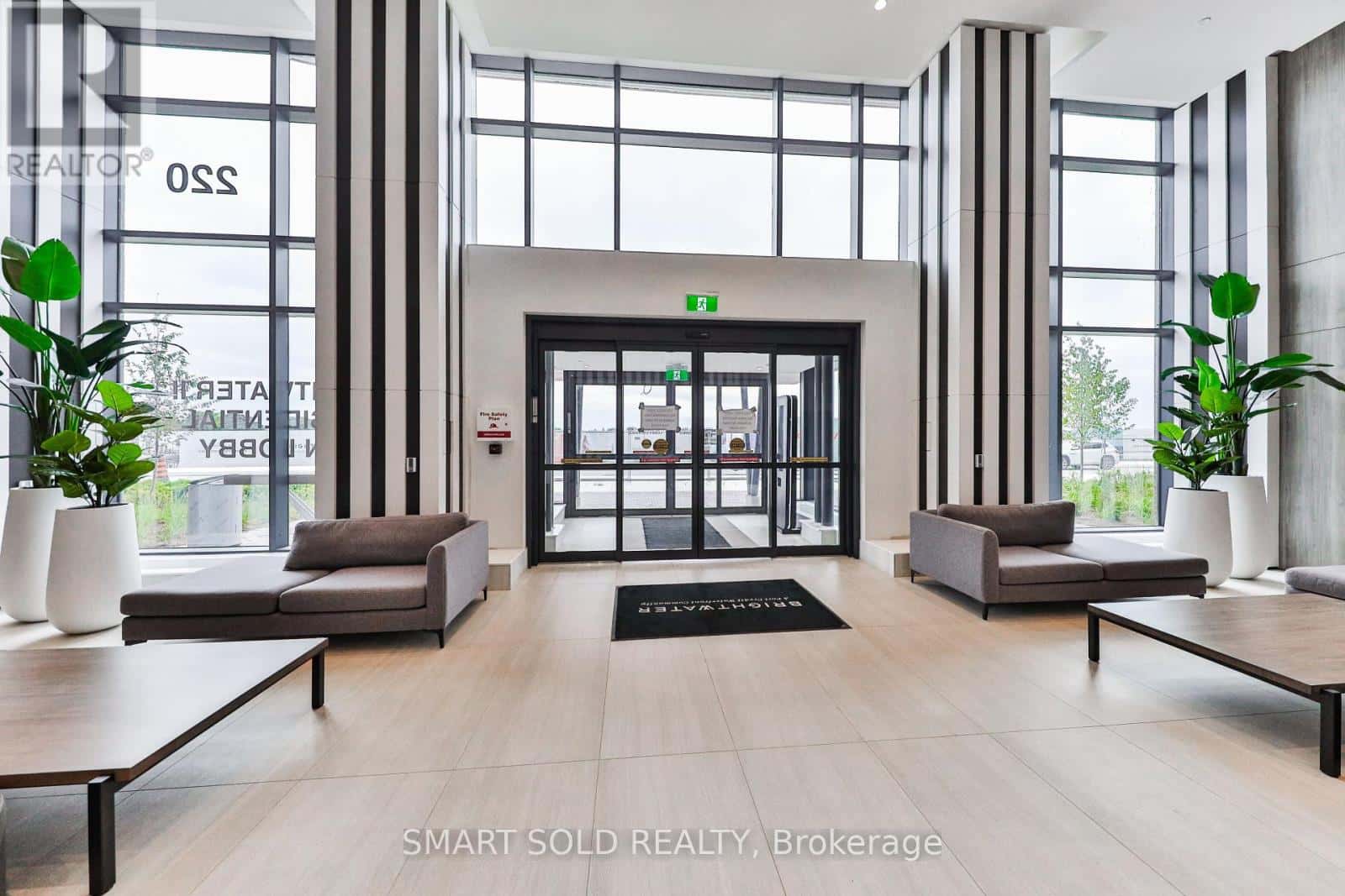 114 - 220 MISSINNIHE WAY S — Mississauga (Port Credit), Ontario - Photo 3 of 40