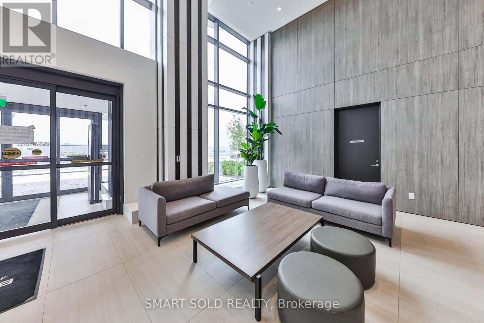 114 - 220 MISSINNIHE WAY S — Mississauga (Port Credit), Ontario - Photo 4 of 40