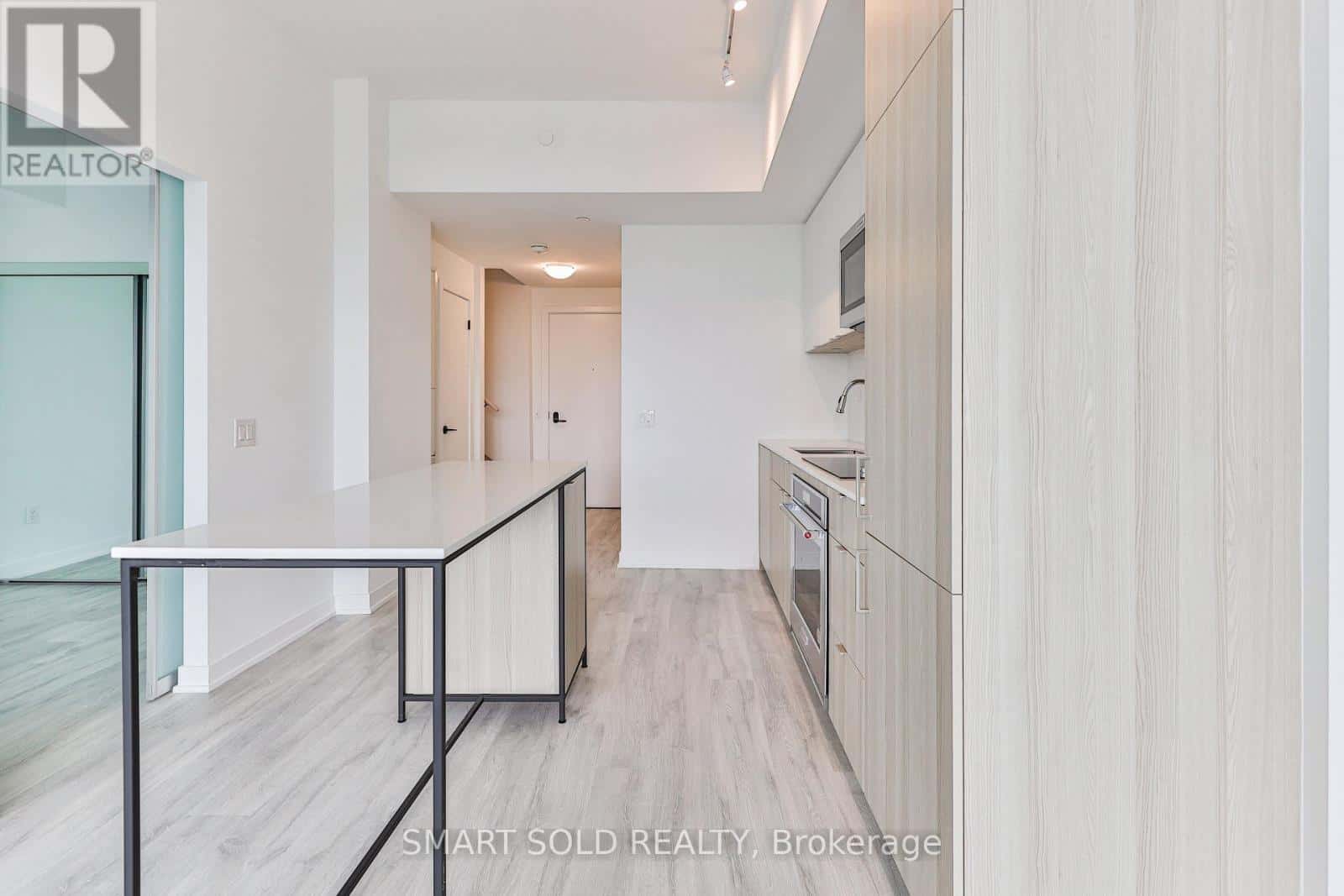 114 - 220 MISSINNIHE WAY S — Mississauga (Port Credit), Ontario - Photo 5 of 40