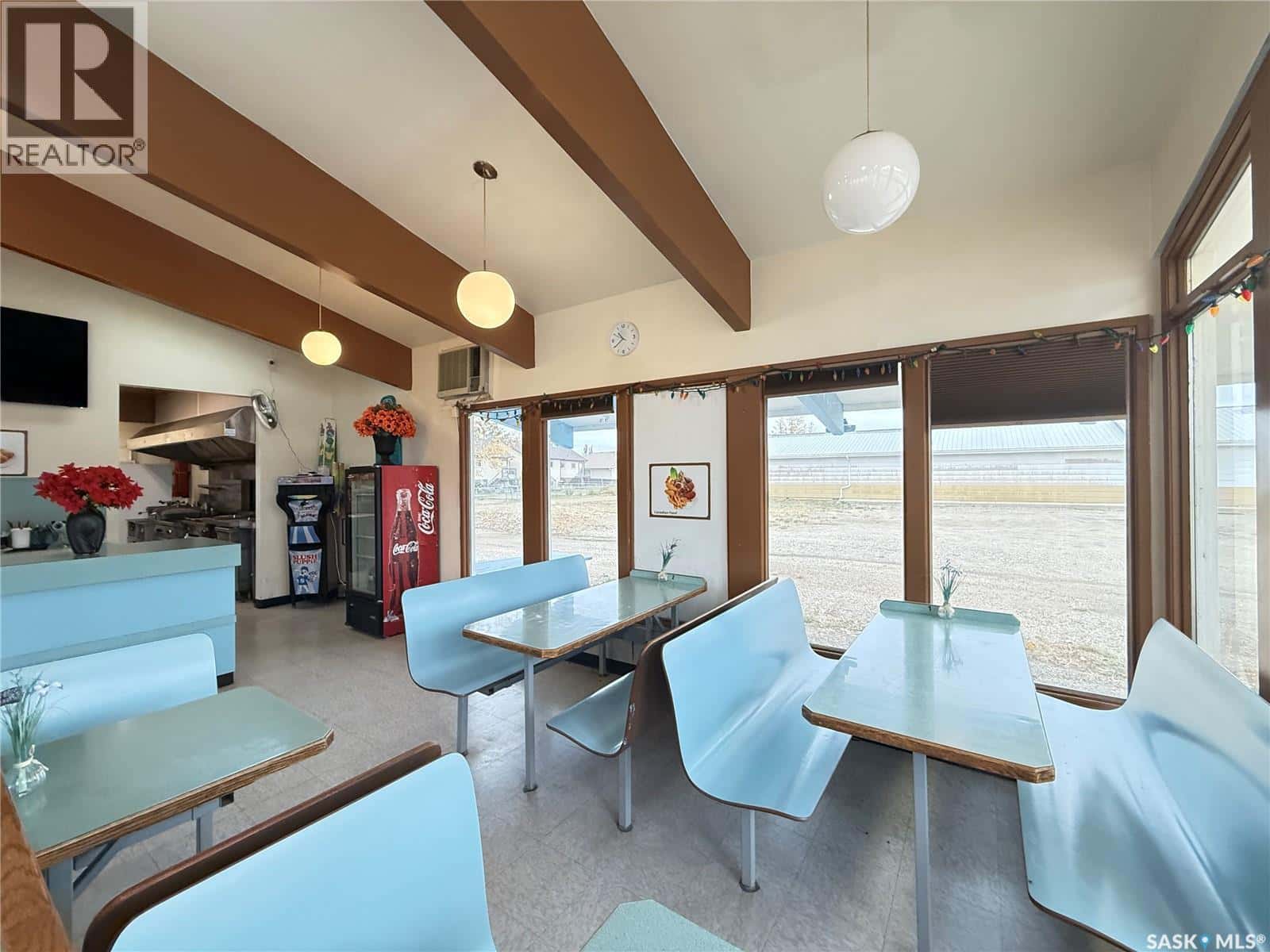 303 1st AVENUE E — Gravelbourg, Saskatchewan - Photo 4 of 26