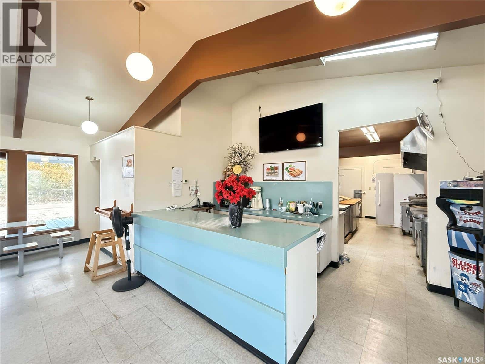 303 1st AVENUE E — Gravelbourg, Saskatchewan - Photo 5 of 26