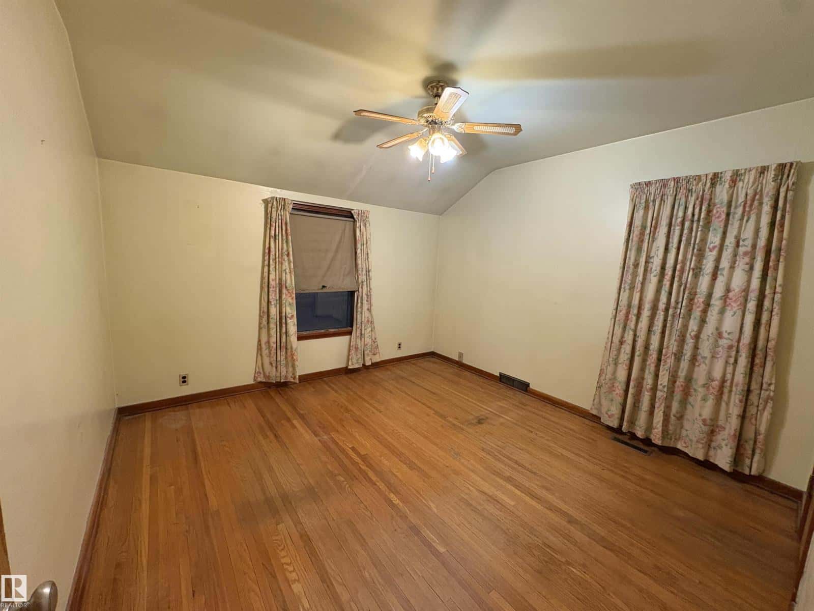 11503 102 ST NW — Edmonton, Alberta - Photo 4 of 4