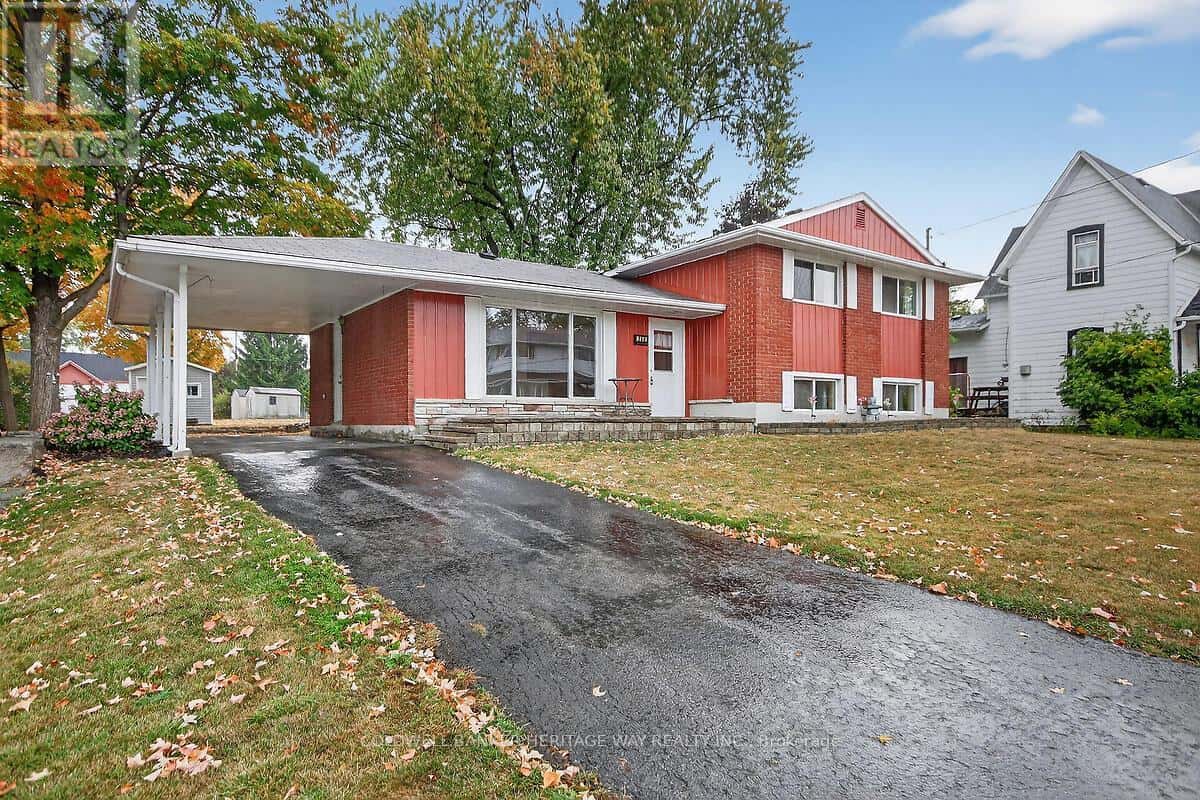 268 OTTAWA STREET — Mississippi Mills, Ontario - Photo 2 of 24