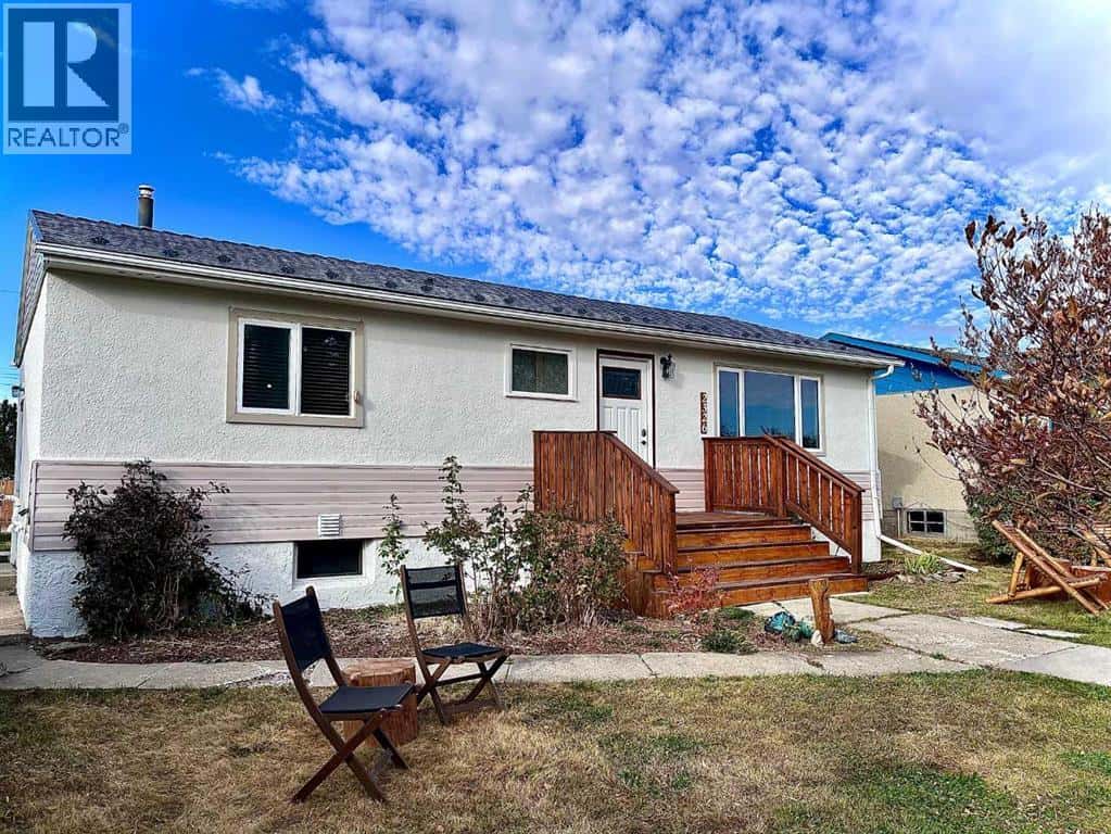 2326 19 Avenue — Bowden, Alberta - Photo 2 of 48