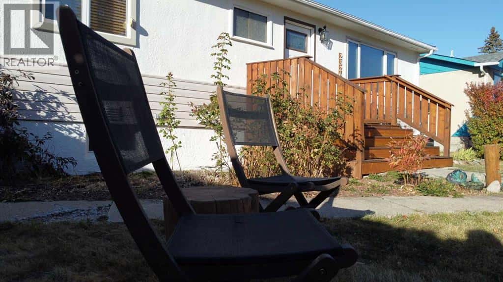 2326 19 Avenue — Bowden, Alberta - Photo 3 of 48