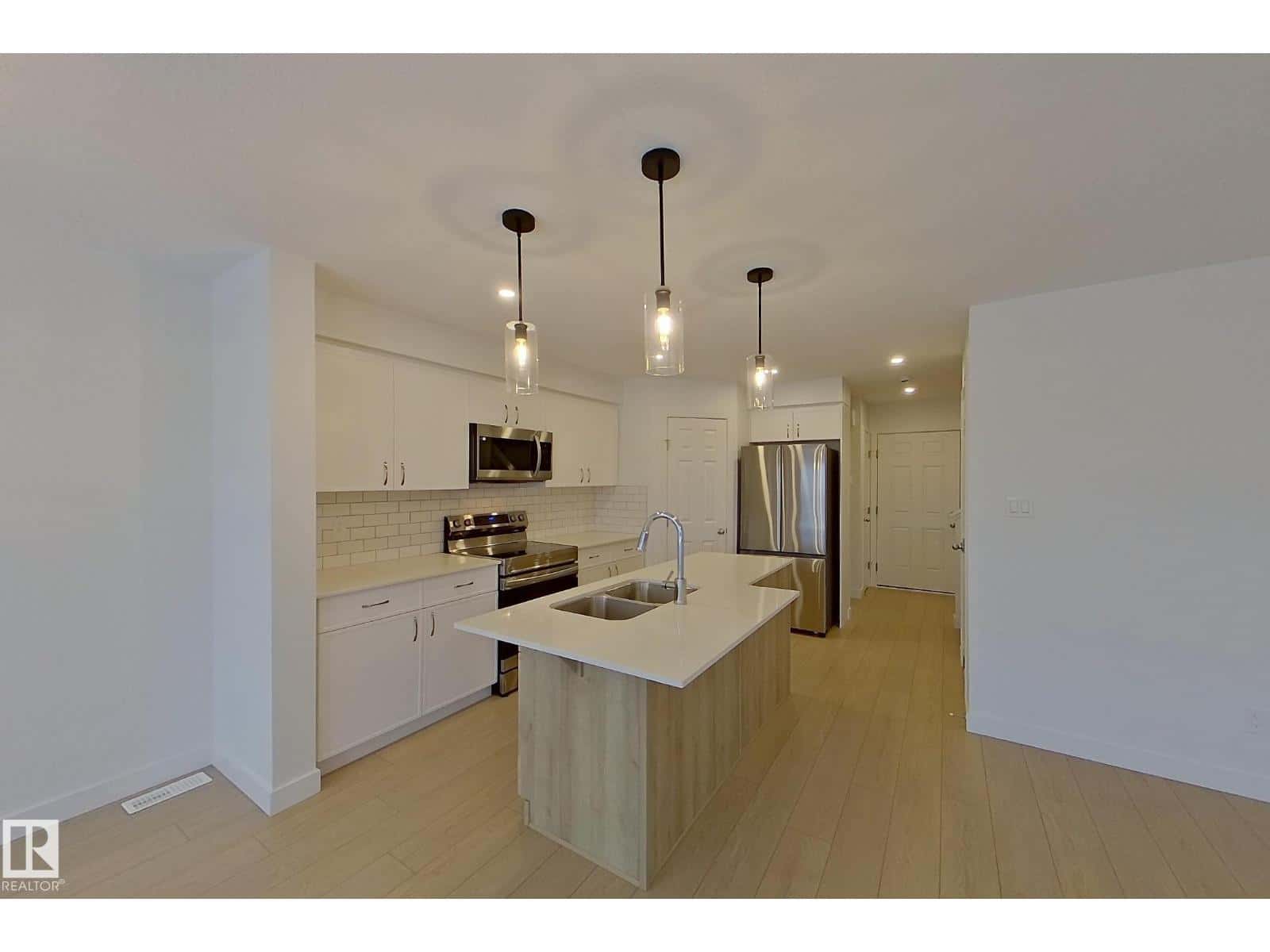 18910 29 AV NW — Edmonton, Alberta - Photo 5 of 42