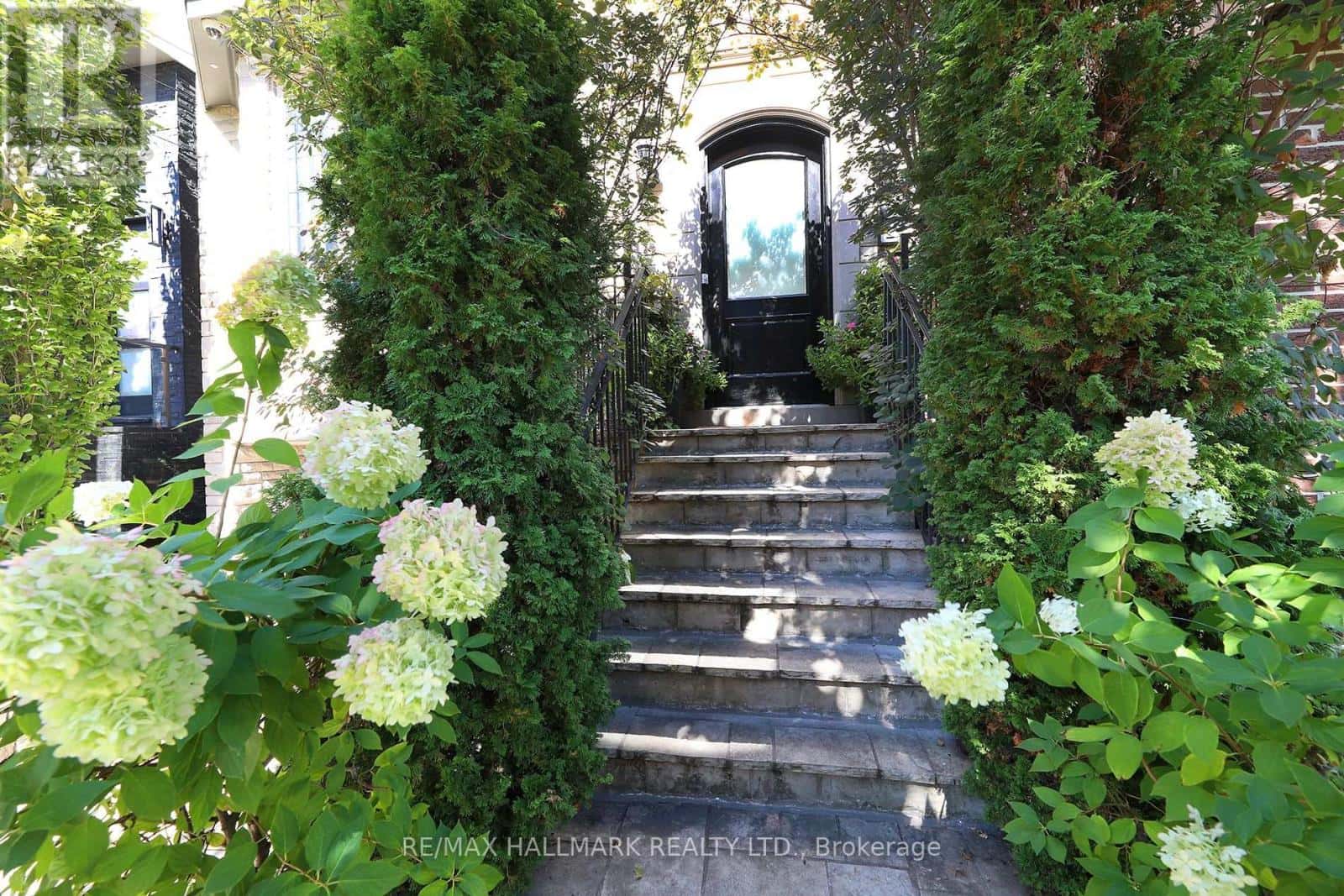 370 DOUGLAS AVENUE — Toronto (Bedford Park-Nortown), Ontario - Photo 2 of 42