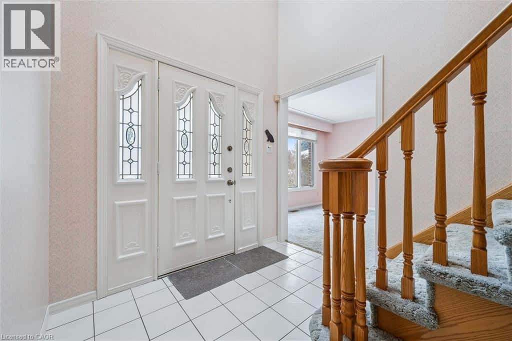 18 WOODVIEW Court — Kitchener, Ontario - Photo 2 of 38