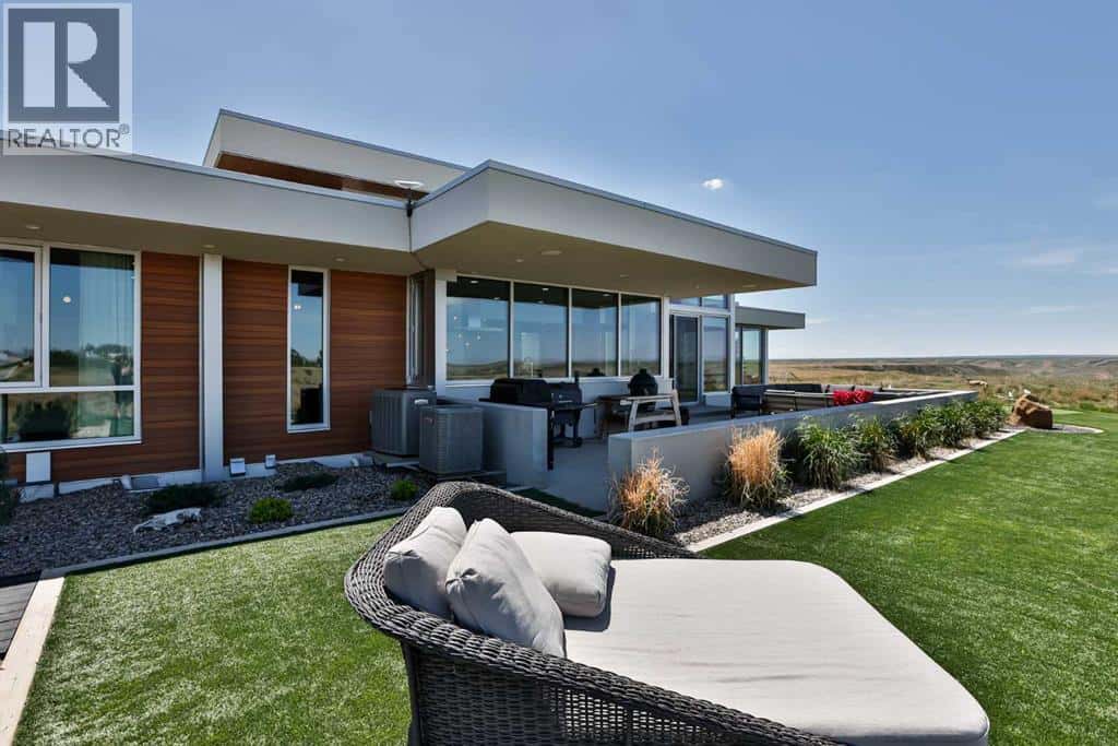 403 Meadow Lark Drive — Rural Lethbridge County, Alberta - Photo 5 of 50