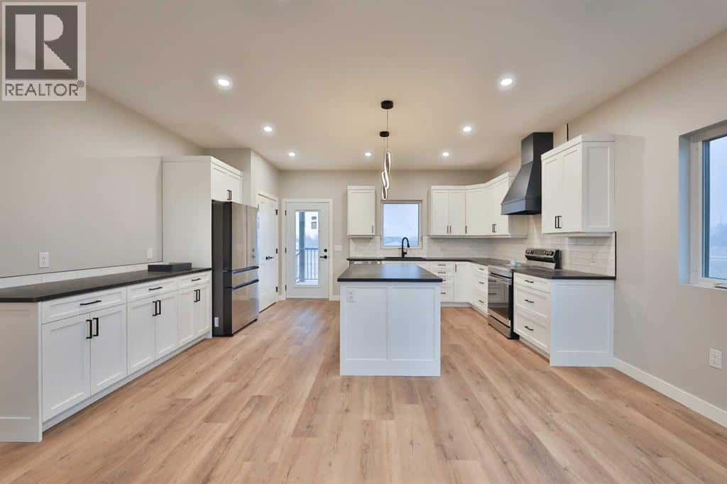 321 9 Street N — Picture Butte - Photo 4 of 37