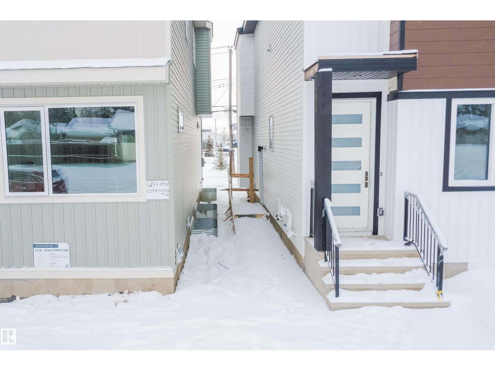 5211 104A ST NW NW — Edmonton, Alberta - Photo 4 of 52