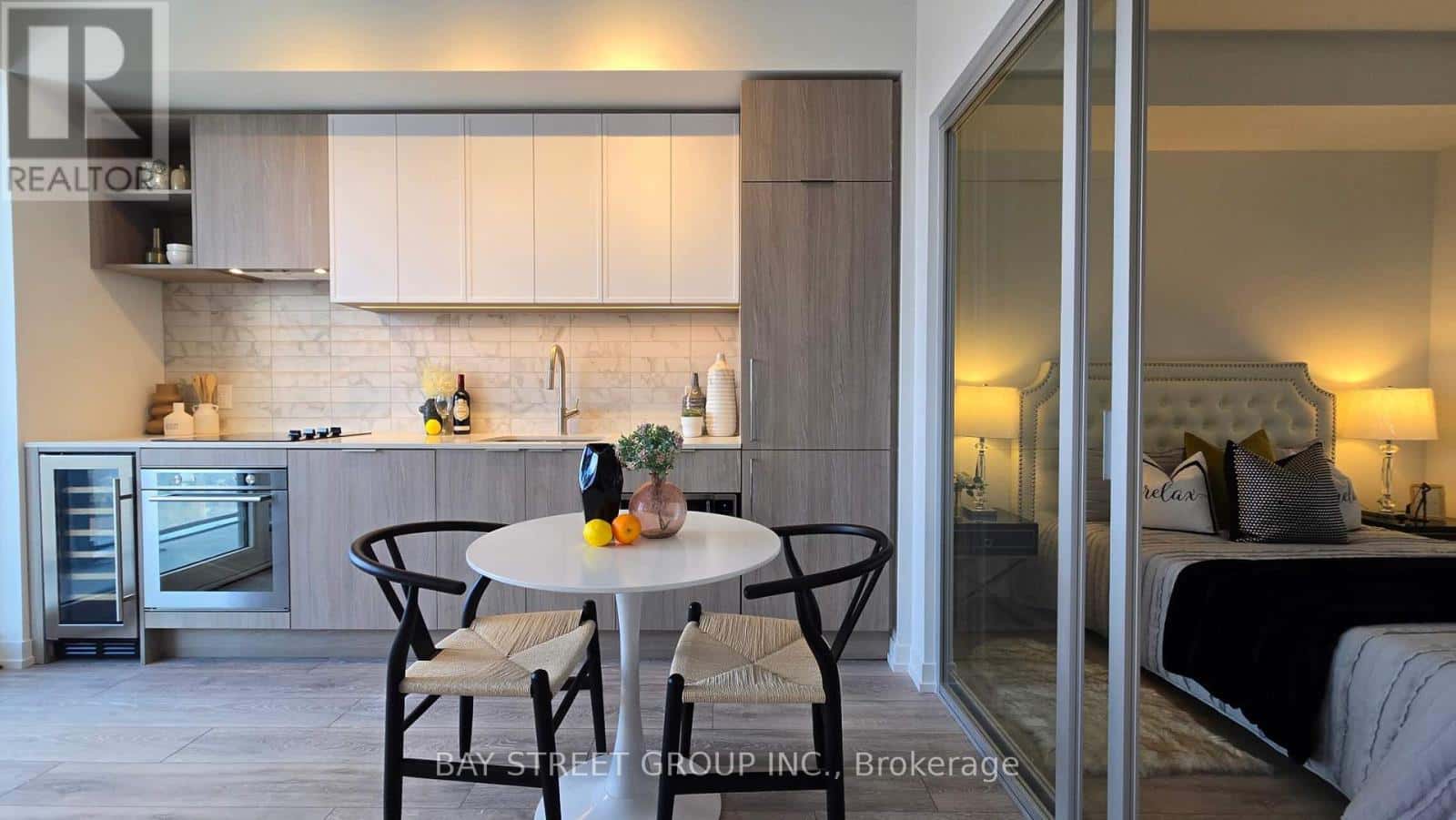 1909 - 2020 BATHURST STREET — Toronto (Humewood-Cedarvale), Ontario - Photo 2 of 16