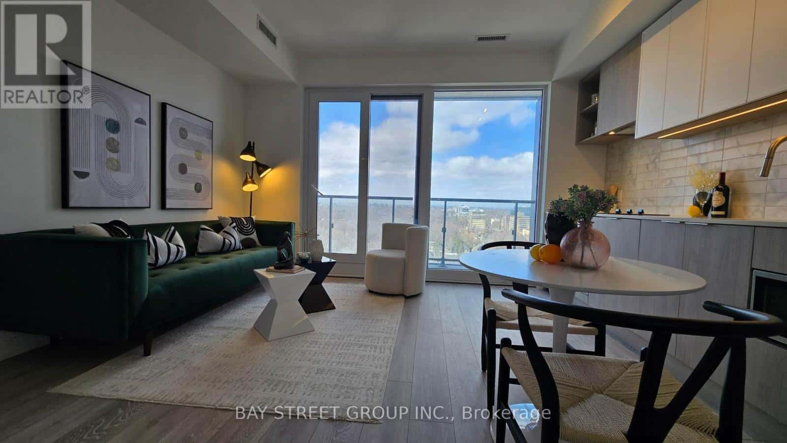 1909 - 2020 BATHURST STREET — Toronto (Humewood-Cedarvale), Ontario - Photo 4 of 16