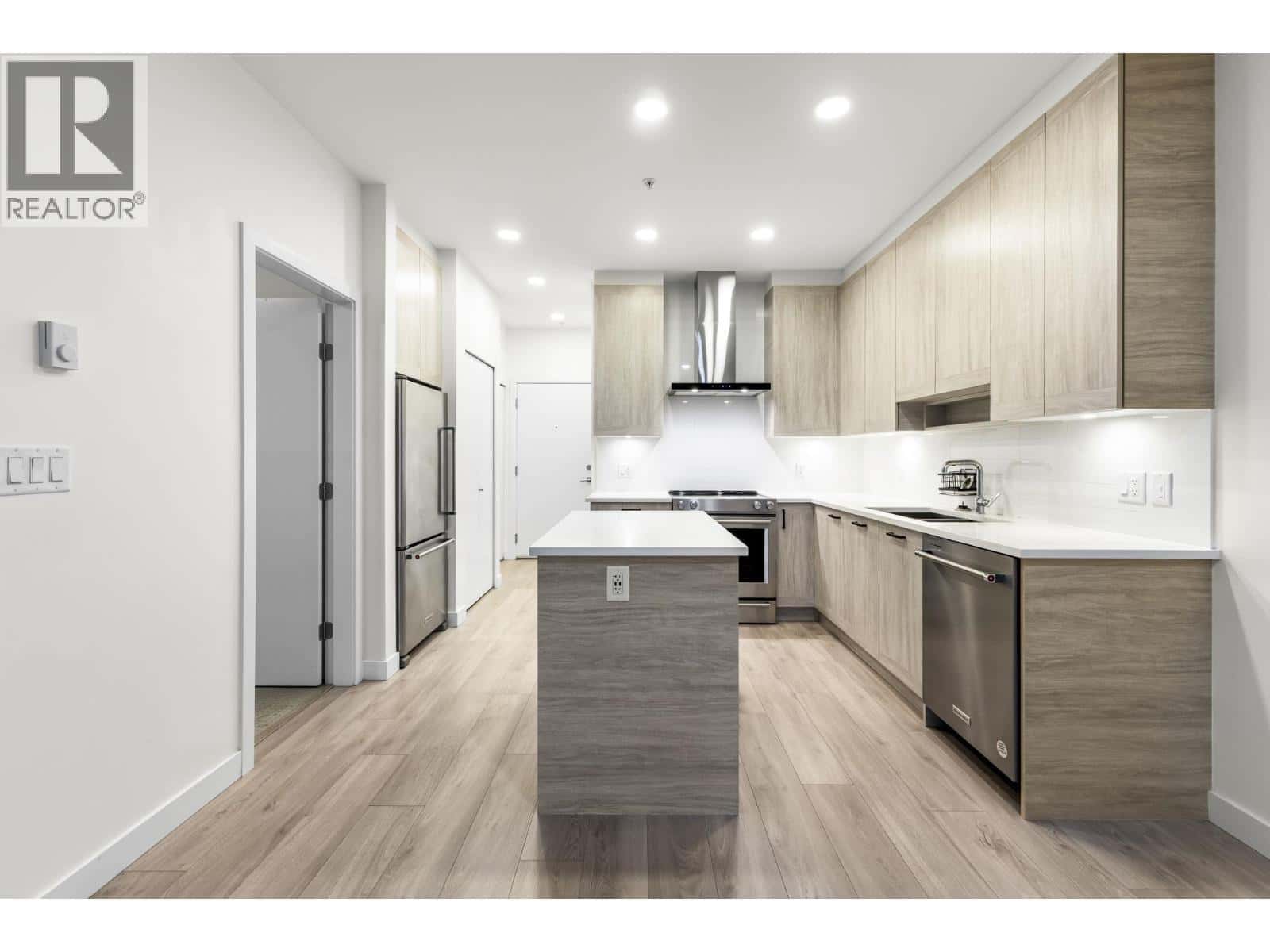 510 7579 16TH STREET — Burnaby, British Columbia - Photo 4 of 32