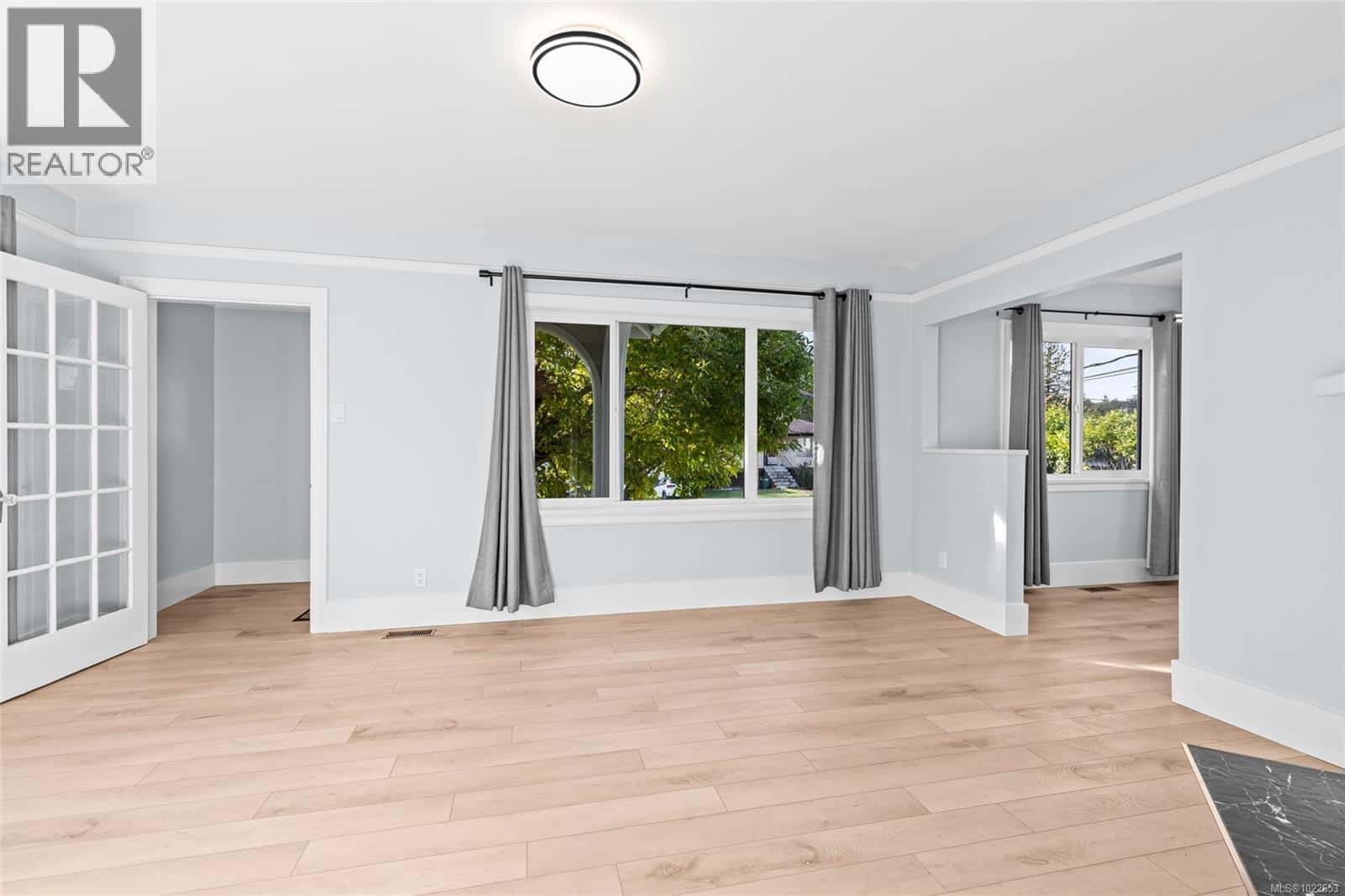 3337 Kingsley St — Saanich, British Columbia - Photo 4 of 37