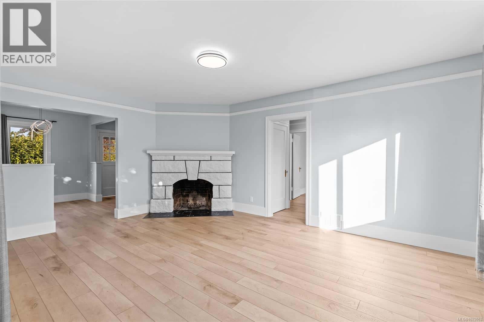 3337 Kingsley St — Saanich, British Columbia - Photo 5 of 37