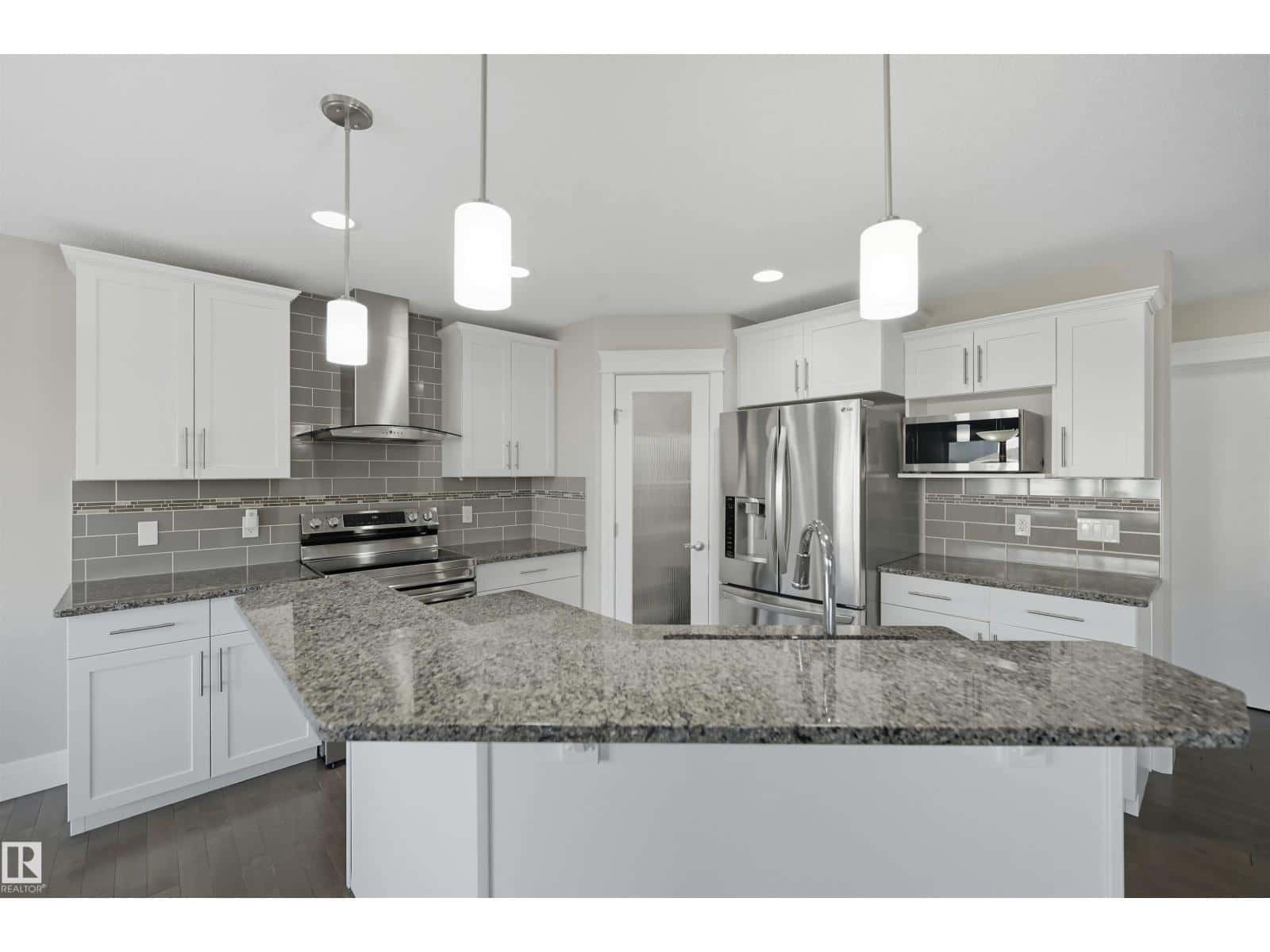 7122 ARMOUR LI SW — Edmonton, Alberta - Photo 2 of 52