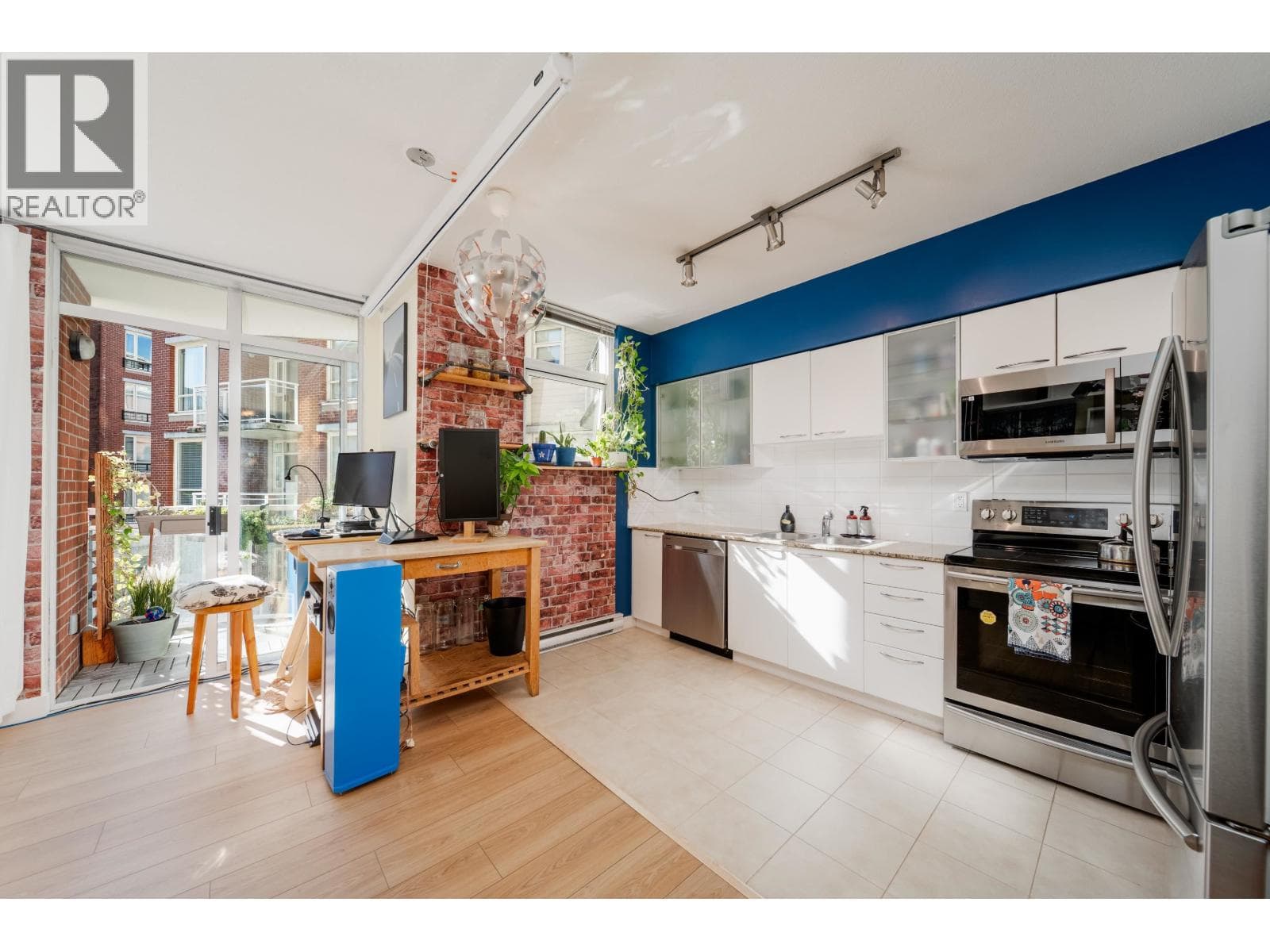 420 4028 KNIGHT STREET — Vancouver, British Columbia - Main photo