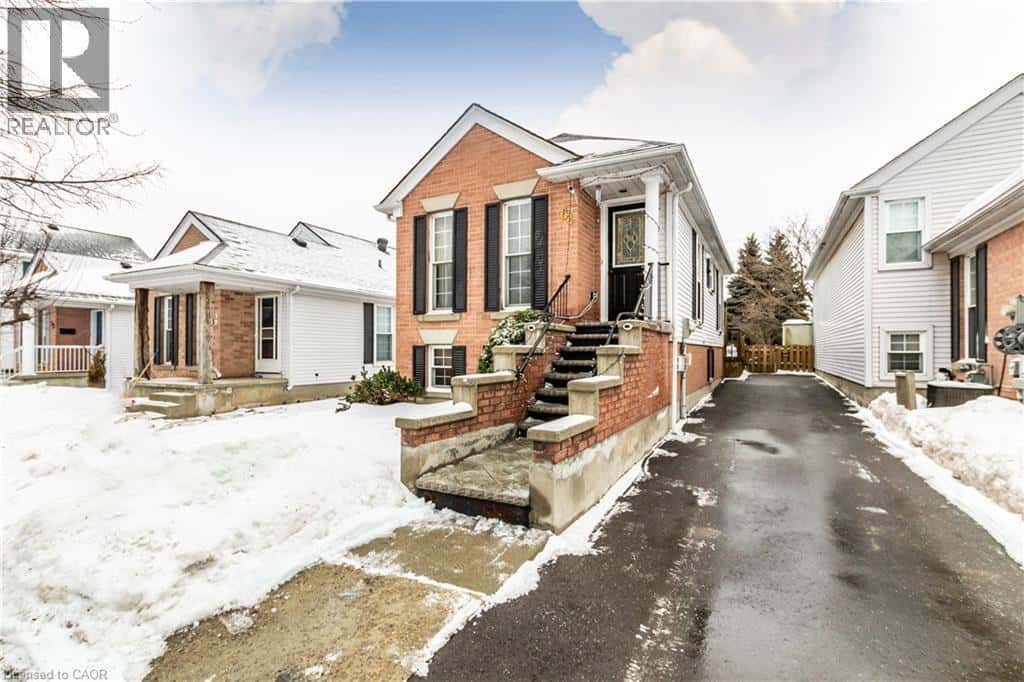 61 WAKE ROBIN Drive — Kitchener, Ontario - Photo 4 of 38