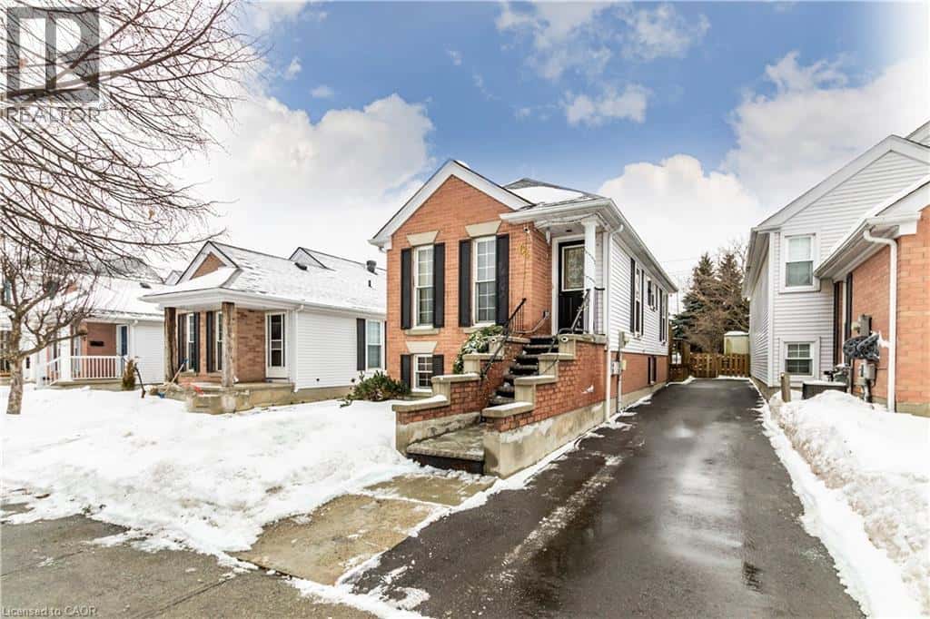 61 WAKE ROBIN Drive — Kitchener, Ontario - Photo 3 of 38