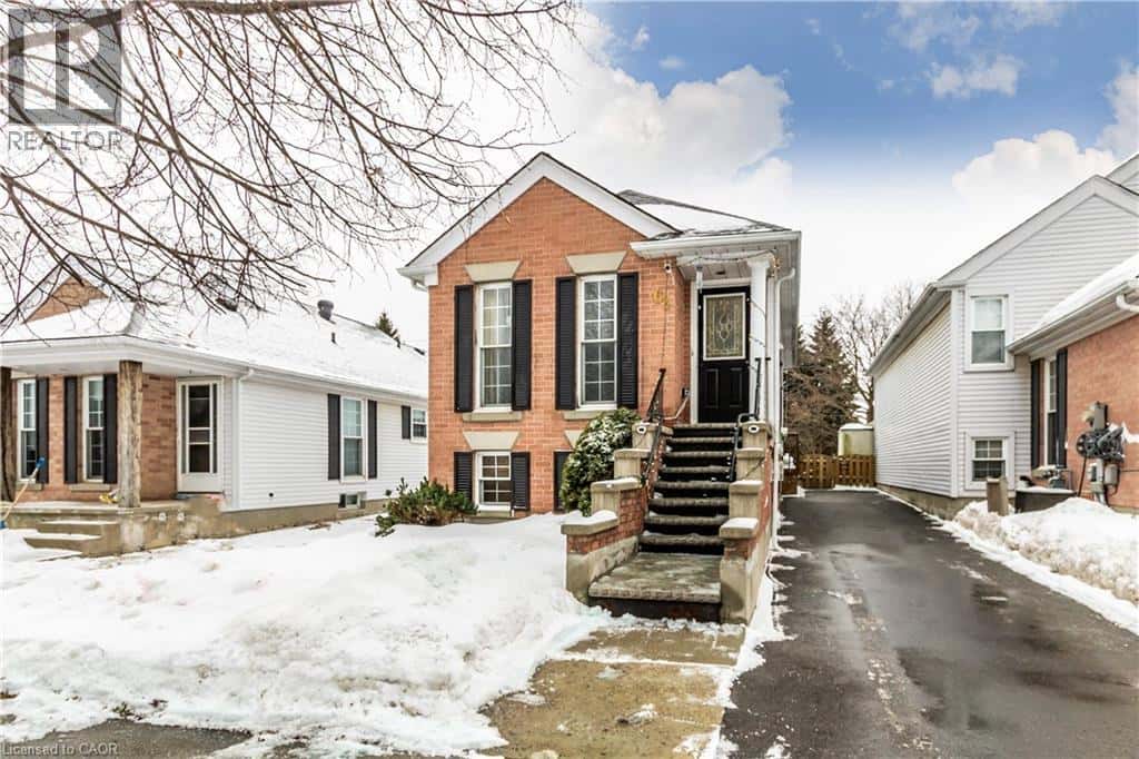 61 WAKE ROBIN Drive — Kitchener, Ontario - Photo 2 of 38