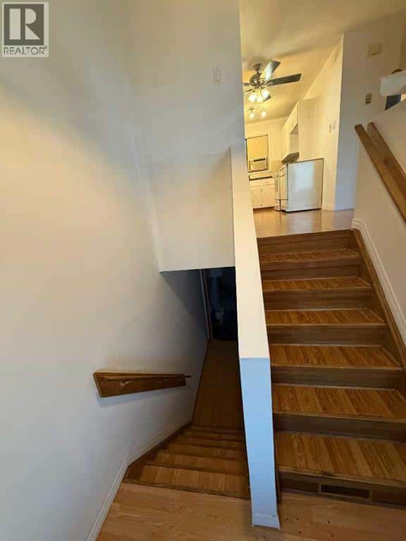 225 7 Avenue N — Vauxhall, Alberta - Photo 3 of 19