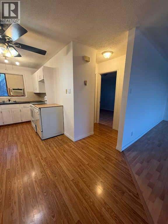 225 7 Avenue N — Vauxhall, Alberta - Photo 5 of 19