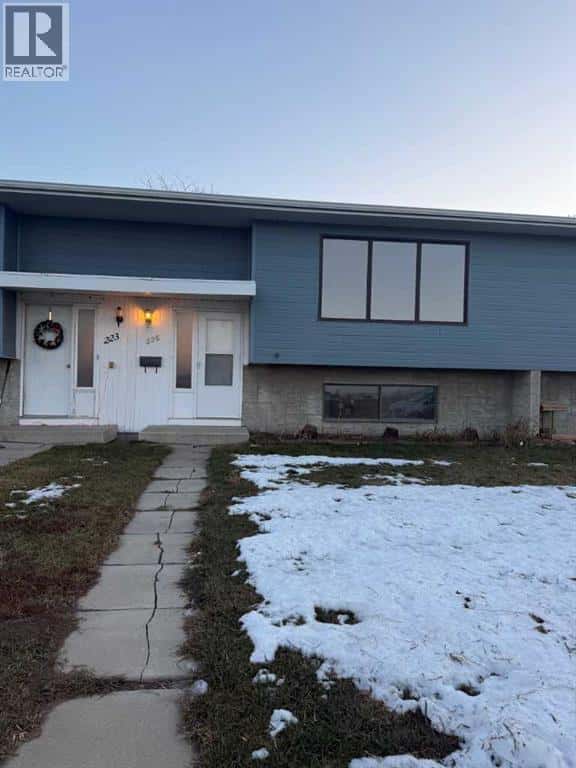 225 7 Avenue N — Vauxhall, Alberta - Photo 2 of 19